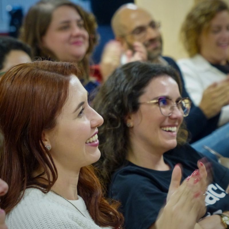 Plateia sorrindo e aplaudindo durante a edição São Paulo